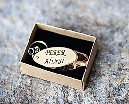 İsme Özel Ahşap Anahtarlık – Doğal Ağaç Dilimi Lazer Kazımalı Anahtarlık